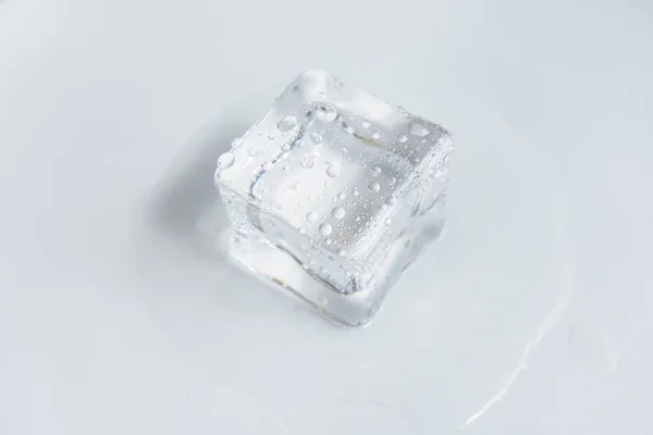 Transparante Ijsblokjes Geïsoleerd Grijze Kleur Witte Achtergrond Kristal — Stockfoto