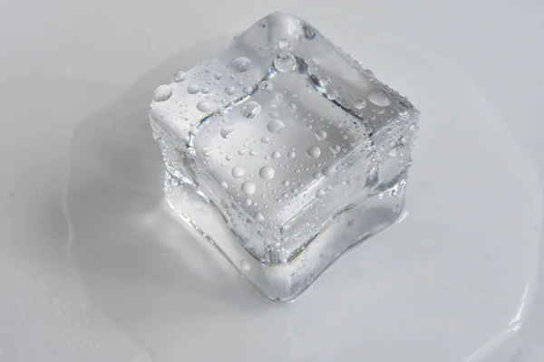 Διαφανές Παγάκια Απομονωμένα Γκρι Χρώμα Λευκό Φόντο Κρύσταλλο — Φωτογραφία Αρχείου