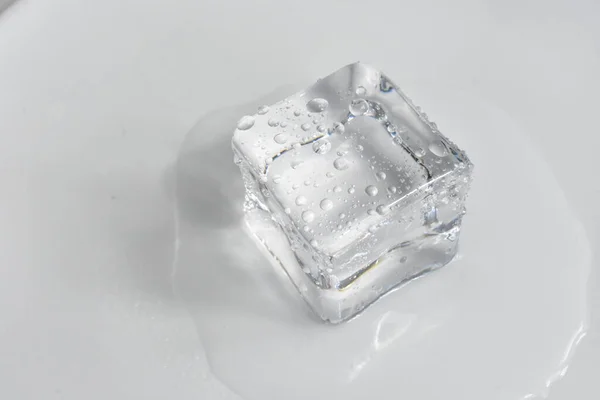 Cuburi Transparente Gheață Izolate Culoare Gri Fundal Alb Cristal — Fotografie, imagine de stoc