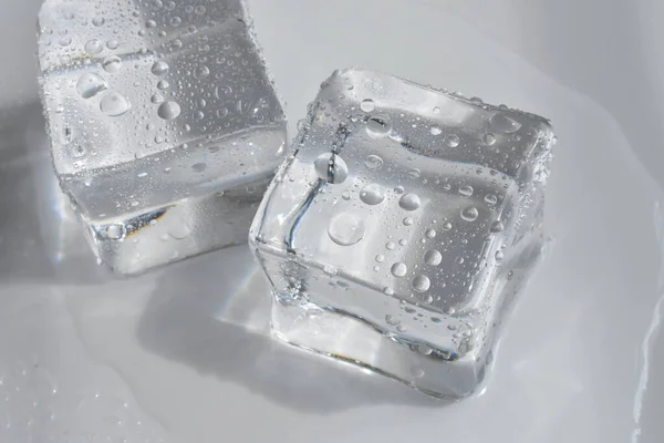 Cubos Hielo Transparentes Aislados Color Gris Fondo Blanco Cristal — Foto de Stock