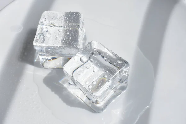 白の背景 結晶に隔離された透明な氷のキューブ — ストック写真
