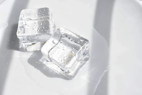 Cubos Gelo Transparentes Isolados Cor Cinza Fundo Branco Cristal — Fotografia de Stock