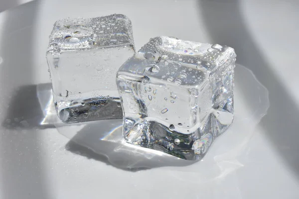 Cubi Ghiaccio Trasparenti Isolati Colore Grigio Sfondo Bianco Cristallo — Foto Stock