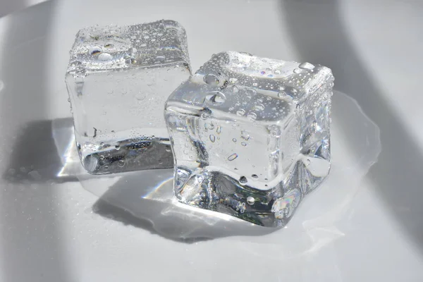 Cubos Hielo Transparentes Aislados Color Gris Fondo Blanco Cristal — Foto de Stock