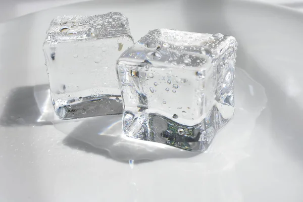 Gri Renkli Beyaz Arkaplan Kristal Kaplı Şeffaf Buz Küpleri — Stok fotoğraf