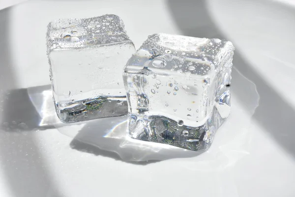 Cubos Hielo Transparentes Aislados Color Gris Fondo Blanco Cristal —  Fotos de Stock