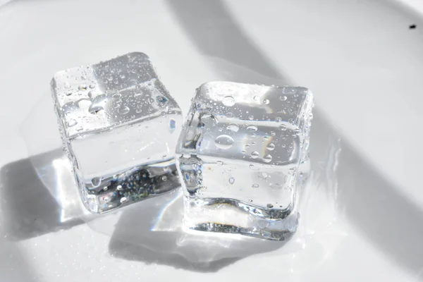Průhledné Kostky Ledu Izolované Šedé Barvě Bílé Pozadí Krystal — Stock fotografie