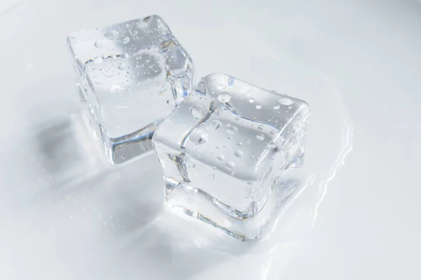 Cubos Hielo Transparentes Aislados Color Gris Fondo Blanco Cristal — Foto de Stock