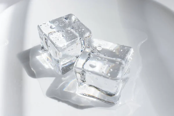 Cubos Hielo Transparentes Aislados Color Gris Fondo Blanco Cristal — Foto de Stock