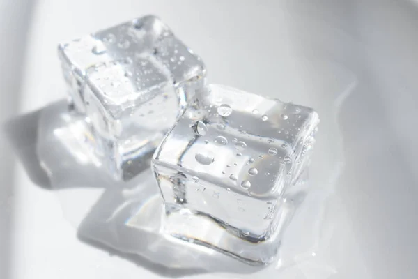 Прозрачные Кубики Льда Выделенные Сером Цвете Белый Фон Кристалл — стоковое фото
