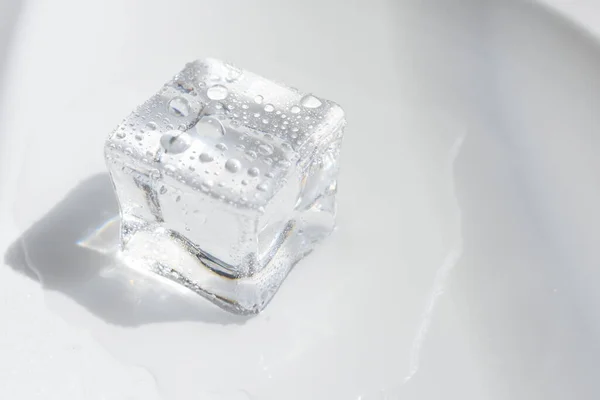 Прозорі Кубики Льоду Ізольовані Сірий Колір Білий Фон Кристал — стокове фото