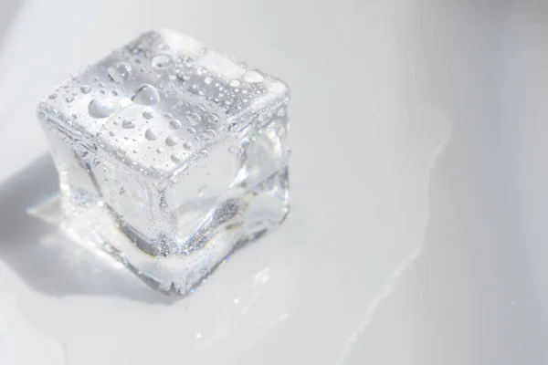 Glaçons Transparents Isolés Couleur Grise Fond Blanc Cristal — Photo