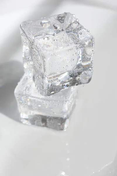 Glaçons Transparents Isolés Couleur Grise Fond Blanc Cristal — Photo