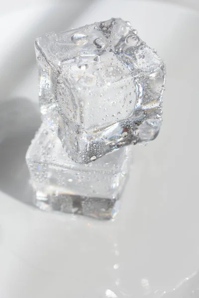 Прозрачные Кубики Льда Выделенные Сером Цвете Белый Фон Кристалл — стоковое фото