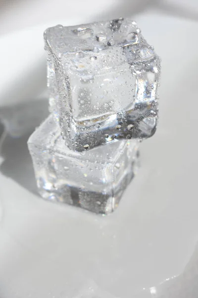 透明的冰块 白色背景 水晶隔离 — 图库照片