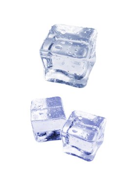 Pastel mavi renkte izole edilmiş üç şeffaf buz küpü, beyaz arkaplan, gölge yok, kristal