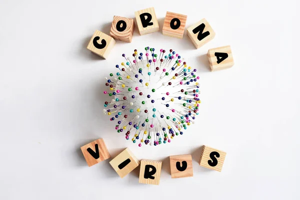 Koronavirus Pozadí Slovo Koronavirus Černými Bloky Kostky Bílém Pozadí Duhové — Stock fotografie