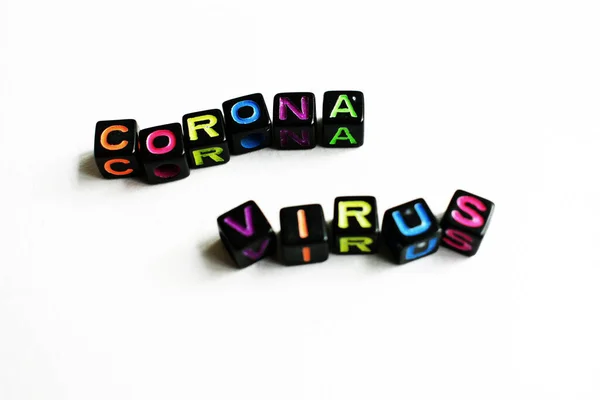 Coronavirus Geçmişi Siyah Bloklu Kelime Coronavirus Beyaz Arkaplan Küpleri Gökkuşağı — Stok fotoğraf