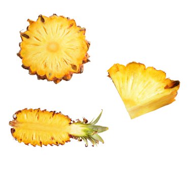 Beyaz arkaplanda izole edilmiş turuncu ananas dilimleri / yarısı / parçaları, gölgesi yok.