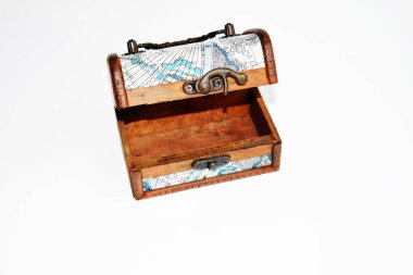 Beyaz arka planda izole edilmiş eski hazine sandığı. Kapağı kapalı eski ahşap bir sandık. Vintage kutu, kilitli ve güvenli