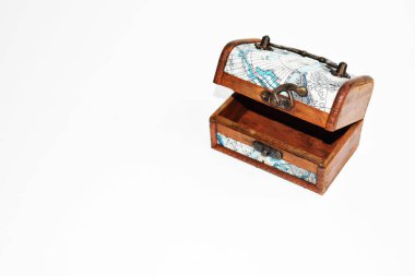 Beyaz arka planda izole edilmiş eski hazine sandığı. Kapağı kapalı eski ahşap bir sandık. Vintage kutu, kilitli ve güvenli