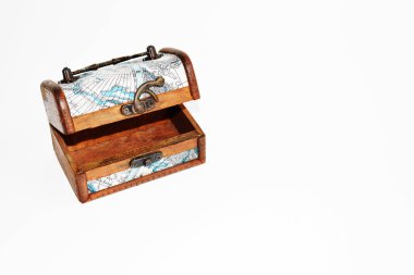 Beyaz arka planda izole edilmiş eski hazine sandığı. Kapağı kapalı eski ahşap bir sandık. Vintage kutu, kilitli ve güvenli