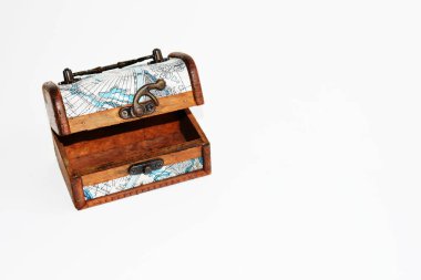 Beyaz arka planda izole edilmiş eski hazine sandığı. Kapağı kapalı eski ahşap bir sandık. Vintage kutu, kilitli ve güvenli