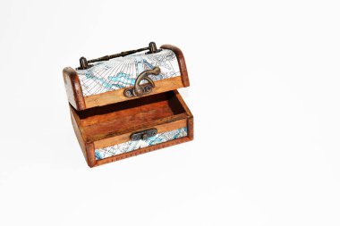 Beyaz arka planda izole edilmiş eski hazine sandığı. Kapağı kapalı eski ahşap bir sandık. Vintage kutu, kilitli ve güvenli