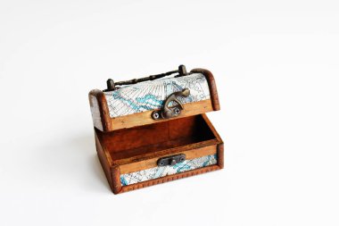 Beyaz arka planda izole edilmiş eski hazine sandığı. Kapağı kapalı eski ahşap bir sandık. Vintage kutu, kilitli ve güvenli