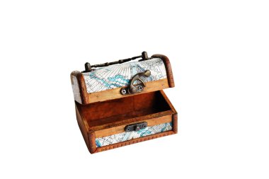 Beyaz arka planda izole edilmiş eski hazine sandığı, gölgesi yok. Kapağı kapalı eski ahşap bir sandık. Vintage kutu, kilitli ve güvenli