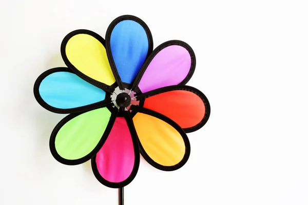Windrad Isoliert Mit Regenbogenfarbe Blume Form Weißem Hintergrund Kinderspielzeug Windmühle — Stockfoto