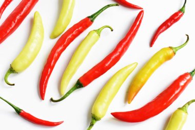 Kırmızı biber, yeşil kırmızı biber dilimleri / beyaz arka planda yarı izole edilmiş, deri döşeme, üst manzara, beyaz masada Tayland biberi.