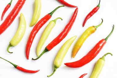 Kırmızı biber, yeşil kırmızı biber dilimleri / beyaz arka planda yarı izole edilmiş, deri döşeme, üst manzara, beyaz masada Tayland biberi.