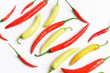 Kırmızı biber, yeşil kırmızı biber dilimleri / beyaz arka planda yarı izole edilmiş, deri döşeme, üst manzara, beyaz masada Tayland biberi.