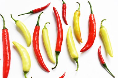 Kırmızı biber, yeşil kırmızı biber dilimleri / beyaz arka planda yarı izole edilmiş, deri döşeme, üst manzara, beyaz masada Tayland biberi.
