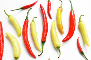 Kırmızı biber, yeşil kırmızı biber dilimleri / beyaz arka planda yarı izole edilmiş, deri döşeme, üst manzara, beyaz masada Tayland biberi.