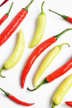Kırmızı biber, yeşil kırmızı biber dilimleri / beyaz arka planda yarı izole edilmiş, deri döşeme, üst manzara, beyaz masada Tayland biberi.