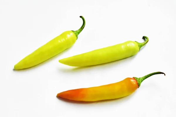 Groene Gele Chili Pepers Plakjes Gesneden Half Geïsoleerd Witte Achtergrond — Stockfoto