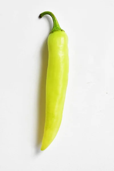 Зелений Жовтий Перцевий Шматочок Розрізана Напівізольована Білому Фоні Флейта Лежача — стокове фото