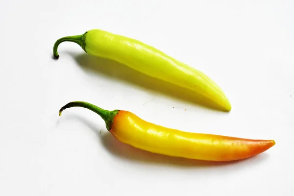 绿黄色辣椒片 半隔离在白色背景中 片状花序 顶部视图 白色桌子中的泰式辣椒 — 图库照片