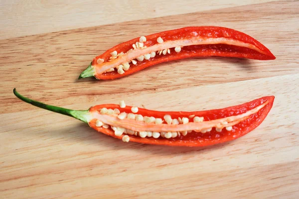 Röd Och Grön Gul Chili Paprika Skivor Skuren Halv Isolerad — Stockfoto