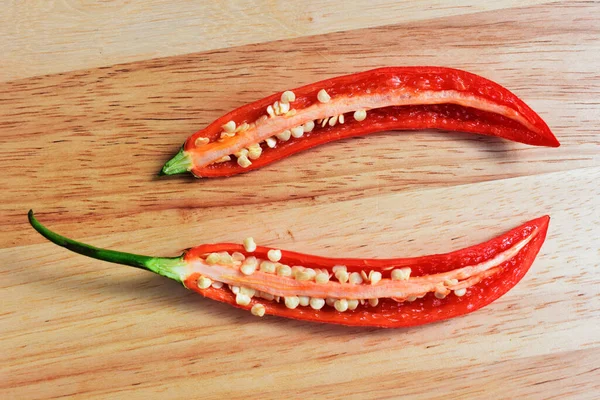 Rojo Verde Chiles Amarillos Rebanadas Corte Medio Aislado Tabla Cortar —  Fotos de Stock