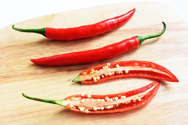 Rode Groene Gele Chili Paprika Plakjes Gesneden Half Geïsoleerd Houten — Stockfoto