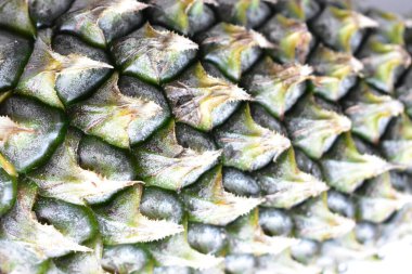 Yeşil ananas ve portakal ananasları, parlak sarı arka planda izole edilmiş taze tropikal meyve arka planında, yaz / bayram, yiyecek ve içecek, sulu, serin, vegan, sağlıklı gıda, fitness