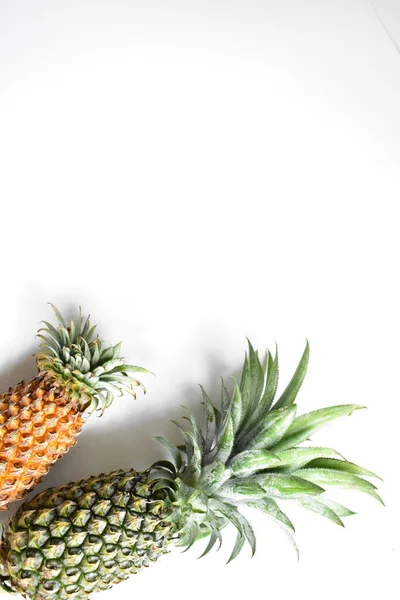 Zielony Ananas Pomarańcza Ananasy Izolowane Jasnożółtym Tle Świeże Tropikalne Tło — Zdjęcie stockowe