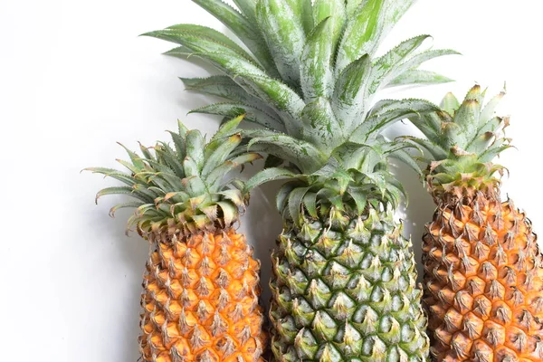 Piña Verde Piñas Anaranjadas Aisladas Fondo Amarillo Brillante Fondo Fruta — Foto de Stock