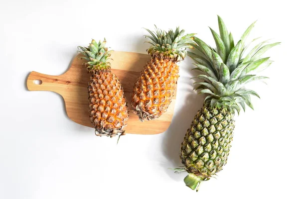 Groene Ananas Sinaasappel Ananas Geïsoleerd Fel Gele Achtergrond Vers Tropisch — Stockfoto