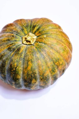 Beyaz arka planda izole edilmiş balkabağı, Cadılar Bayramı balkabağı, sonbahar arka planı, Şükran Günü balkabağı