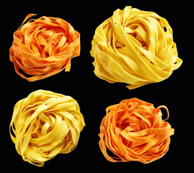 Sarı ve turuncu İtalyan tagliatelle veya Fettuccine klasik makarna yığını, kırpma yolu ile izole edilmiş italyan makarnası, siyah arka planda gölge yok, yemek malzemeleri