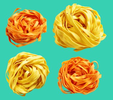 Sarı ve turuncu İtalyan tagliatelle veya Fettuccine klasik makarna yığını, kırpma yolu ile izole edilmiş italyan makarnası, yeşil arka planda gölge yok, yemek malzemeleri